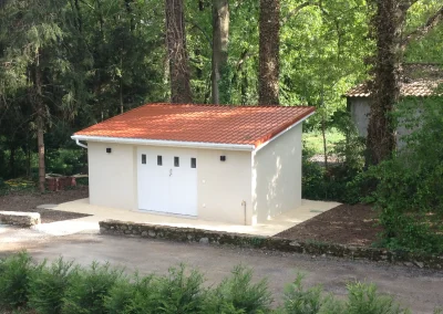 Abri de jardin sur mesure intégrant le système d'irrigation de la propriété à Ambonil