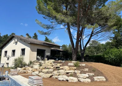 Aménagement butte avec escalier en enrochement et plantation à Montélier après