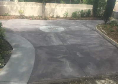 Cour carrossable en béton peluché avec deux coloris à Romans sur Isère