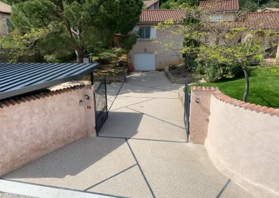 Cour en béton désactivé, bandeau en ardoise à Clérieux