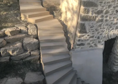 Escalier en grès sur mesure avec limon en pierre de pays à la Roche sur Grane