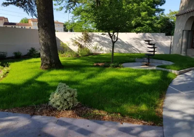 Jardin de ville avec fontaine circulaire et gravitaire réalisée sur mesure à Romans sur Isère