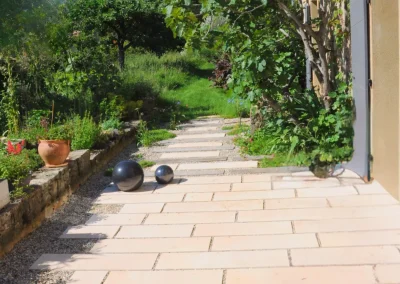 Terrasse en pierre de Tavel posées sur gravier, aménagement perméable à Barbières